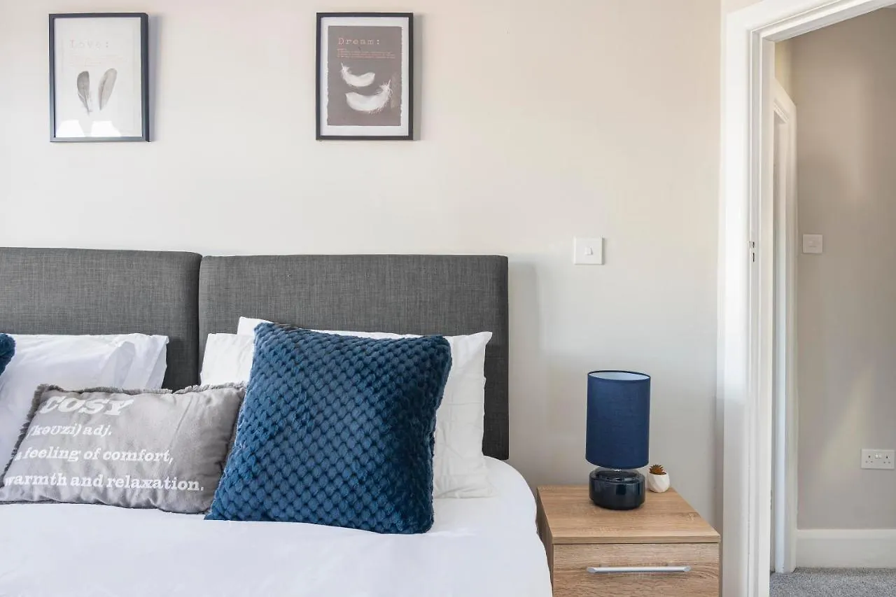 Spacious 3 Bed House, Netflix, Garden, Parking Southampton