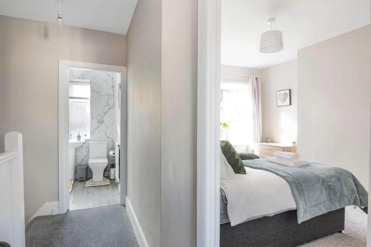 Spacious 3 Bed House, Netflix, Garden, Parking Southampton Apartment